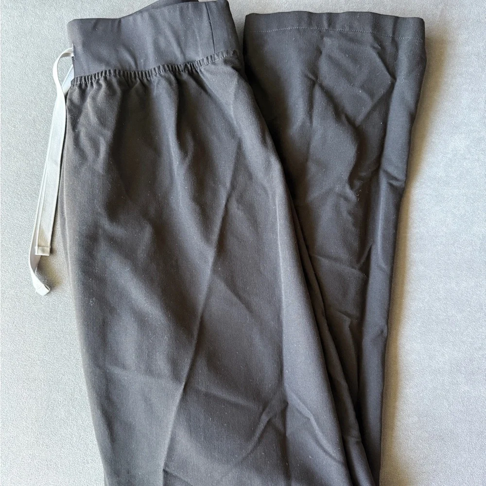 Figs High-Waisted Livingston Basic Scrub Pants - Picture 3 of 4